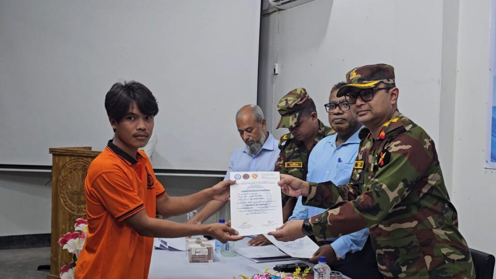 সেনাবাহিনীর সহায়তায় বান্দরবানের দুর্গম এলাকার ১৯ তরুণের হাতে কারিগরি দক্ষতা, সনদপত্র বিতরণ