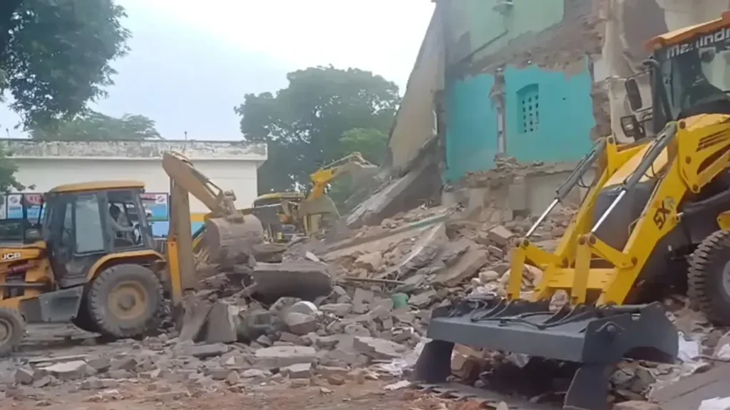 ব্যাপক পুলিশের উপস্থিতিতে ভারতে রাতের অন্ধকারে ভেঙে ফেলা হলো দেড়শ বছরের পুরোনো মসজিদ