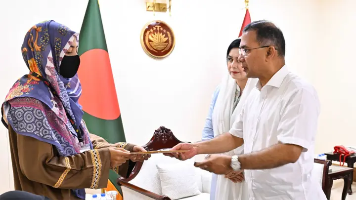 প্রধানমন্ত্রীর সঙ্গে চট্টগ্রামে অনুশীলনের সময় শহীদ সেনাসদস্যদের পরিবারের সাক্ষাৎ, আর্থিক সহায়তা