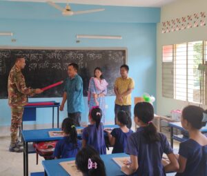 নানিয়ারচরে শিক্ষার্থীদের শিক্ষা উপকরণ দিল সেনাবাহিনী, শিক্ষকদের জন্য ছিল উপহার