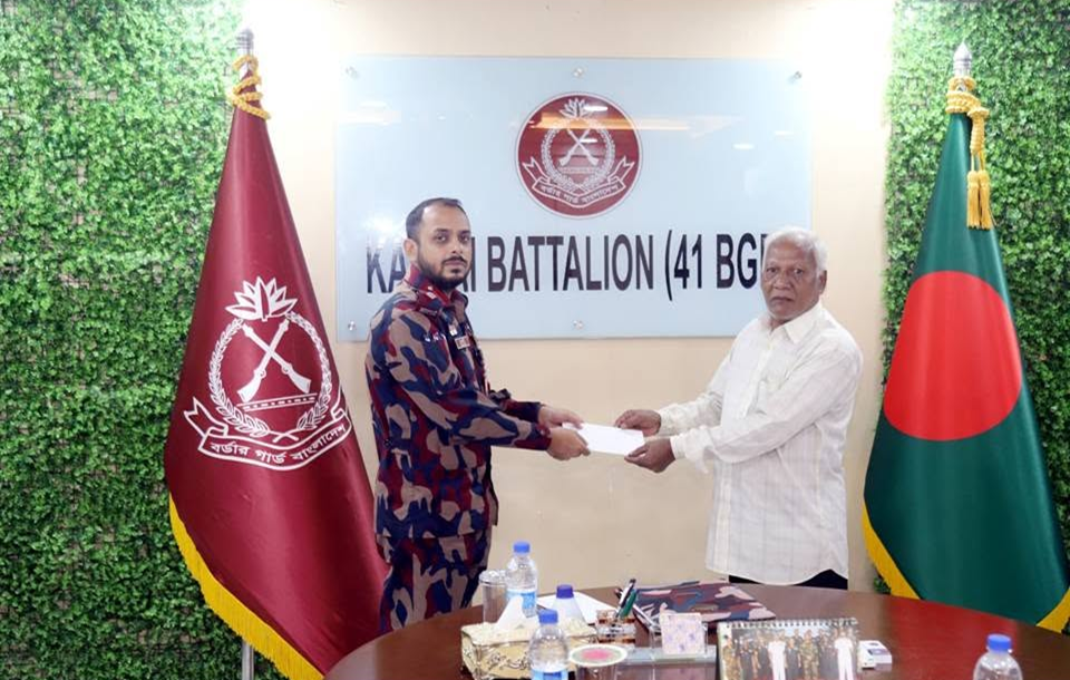 পাহাড়ি সীমান্তে পাচারকালে ৩৫ কেজি ভারতীয় রসুন জব্দ, দুর্গাপূজায় ৭ মণ্ডপে বিজিবির অনুদান