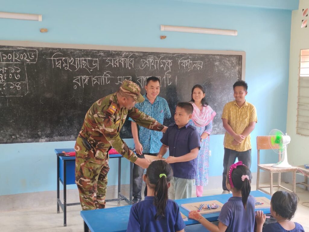 নানিয়ারচরে শিক্ষার্থীদের শিক্ষা উপকরণ দিল সেনাবাহিনী, শিক্ষকদের জন্য ছিল উপহার