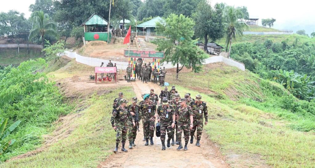 পার্বত্য চট্টগ্রামে সেনা ক্যাম্প পরিদর্শনে সেনাপ্রধান