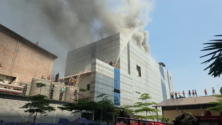 সেনাবাহিনী ও ফায়ার সার্ভিসের যৌথ প্রচেষ্টায় নিয়ন্ত্রণে এলো টঙ্গীর আগুন