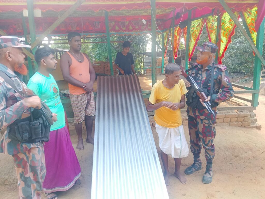 দুর্গাপূজা উপলক্ষে লোগাং রক্ষাকালী মন্দিরে বিজিবির ১৬ বান্ডিল ঢেউটিন বিতরণ