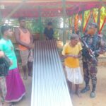 দুর্গাপূজা উপলক্ষে লোগাং রক্ষাকালী মন্দিরে বিজিবির ১৬ বান্ডিল ঢেউটিন বিতরণ