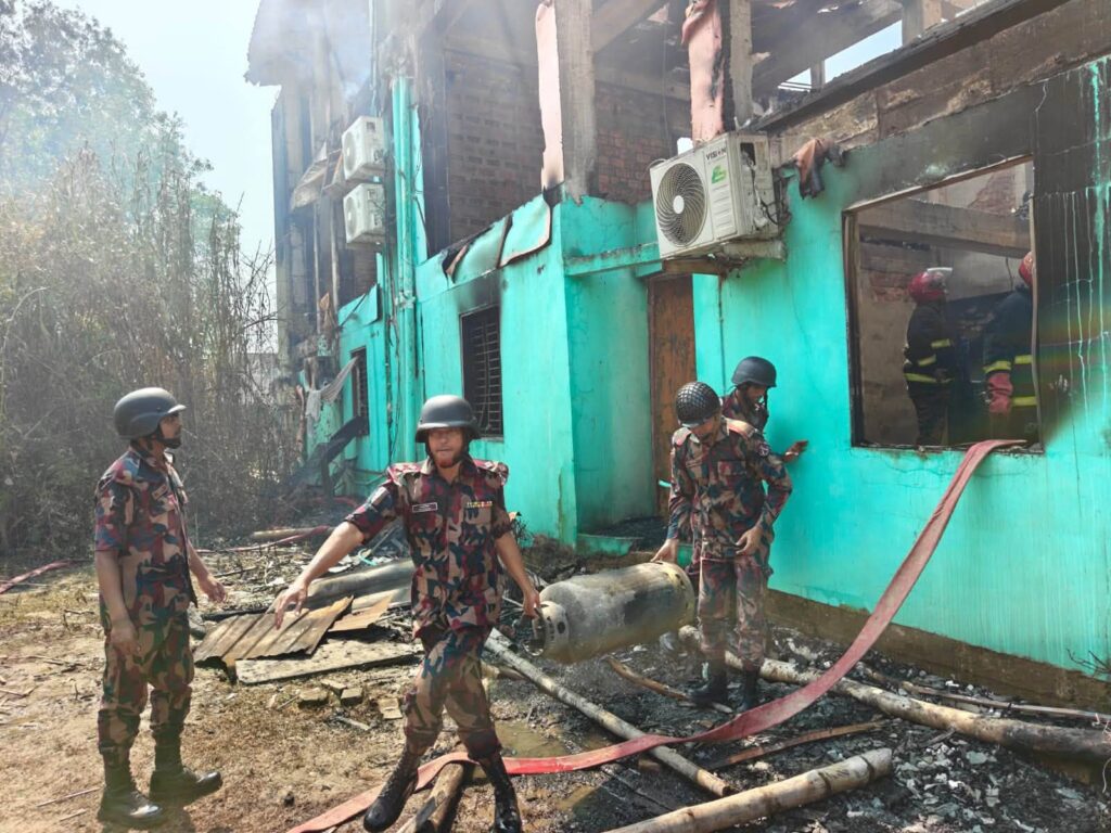 ইনানীতে রেস্টুরেন্টে আগুন, আগুন নিয়ন্ত্রনে ফায়ার সার্ভিস ও পুলিশের সঙ্গে বিজিবির তৎপরতা