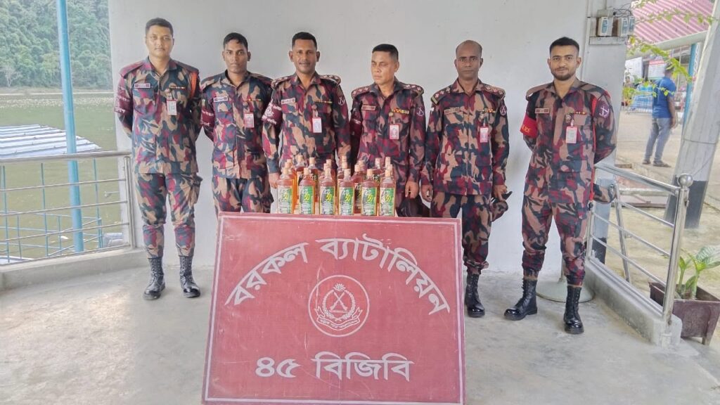 রাঙামাটির বরকলে বিজিবির অভিযান, লঞ্চ থেকে ২০ বোতল ভারতীয় হুইস্কি জব্দ