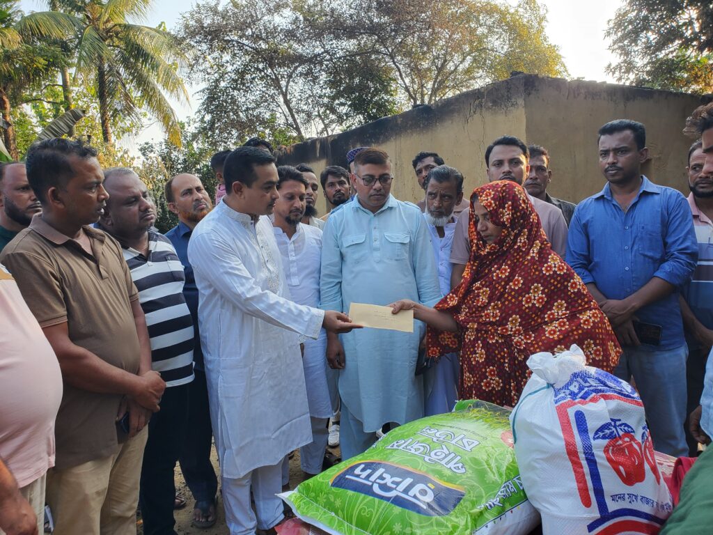 আগুনে ঘর পুড়ে নিঃস্ব নূরজাহান, পাশে দাঁড়ালেন ওয়াদুদ ভূঁইয়া এমপি