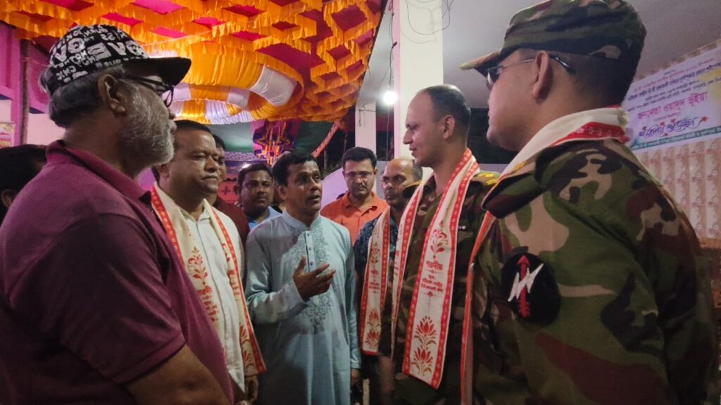 মাটিরাঙ্গায় দুর্গাপূজার মণ্ডপ পরিদর্শনে সেনাবাহিনীর জোন অধিনায়ক