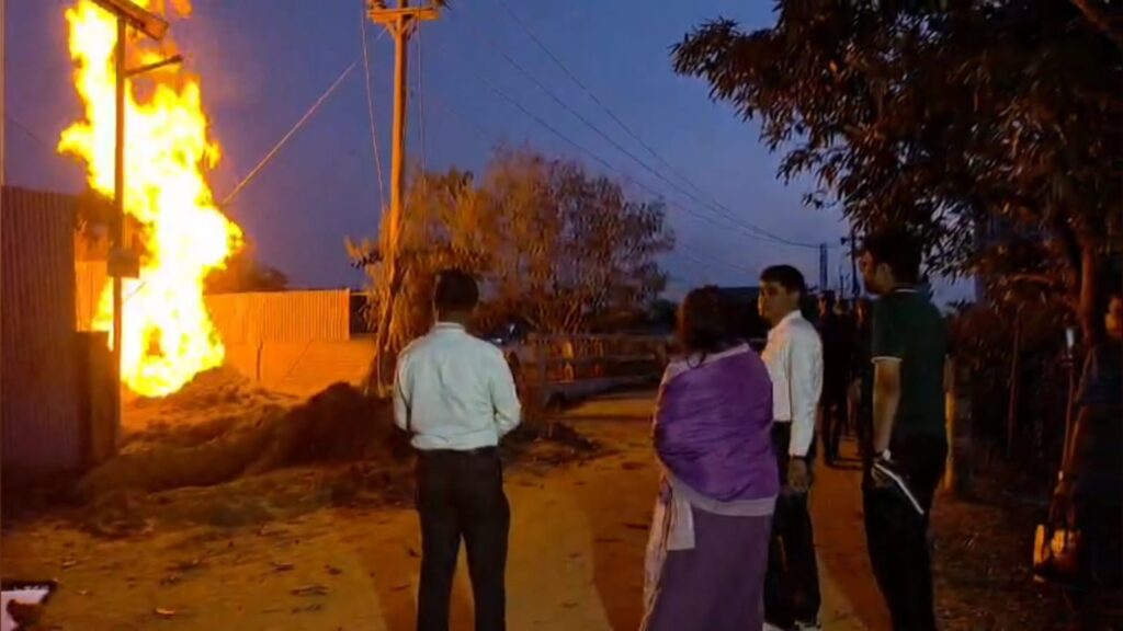 ইনানীতে চার দিন ধরে জ্বলছে গ্যাসের আগুন, ১৫ দিন পর্যবেক্ষণের পর রিলিফ কূপ খননের পরিকল্পনা