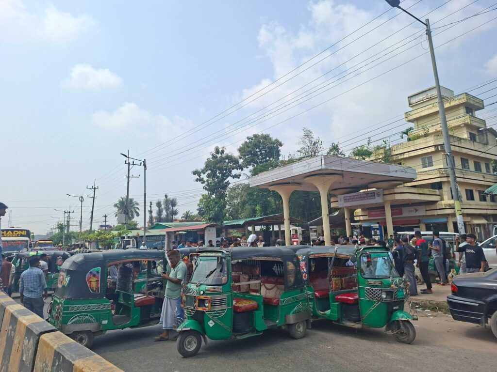 ‘গ্যাস দে, নইলে সড়ক বন্ধ’ কক্সবাজার-চট্টগ্রাম মহাসড়ক অবরোধ