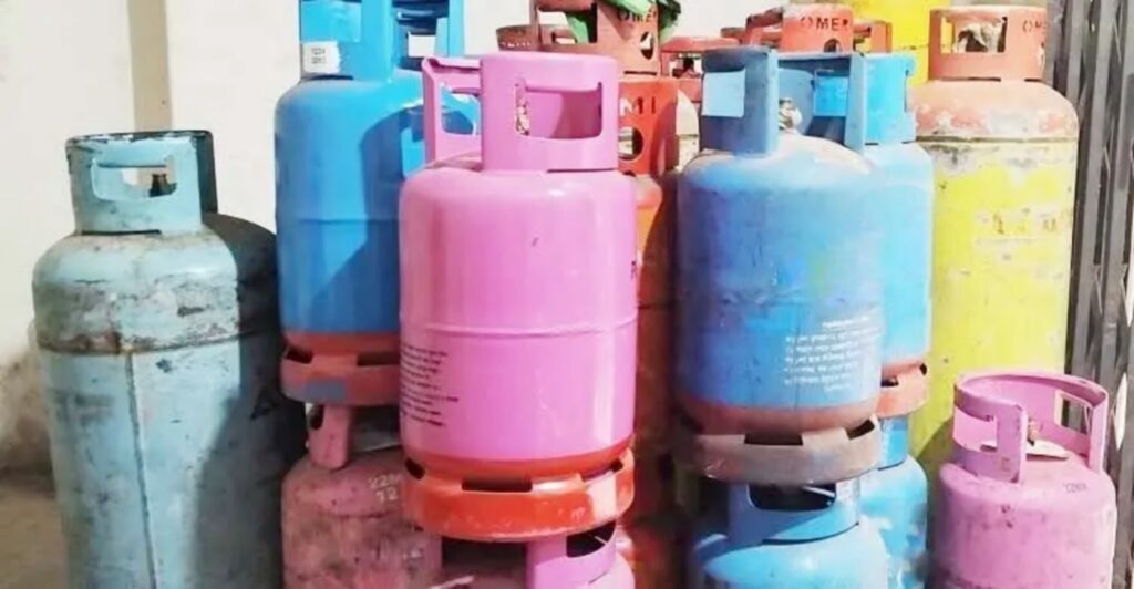 কক্সবাজারে এলপিজির বাজারে নৈরাজ্য, টাকা দিয়েও মিলছে না গ্যাস
