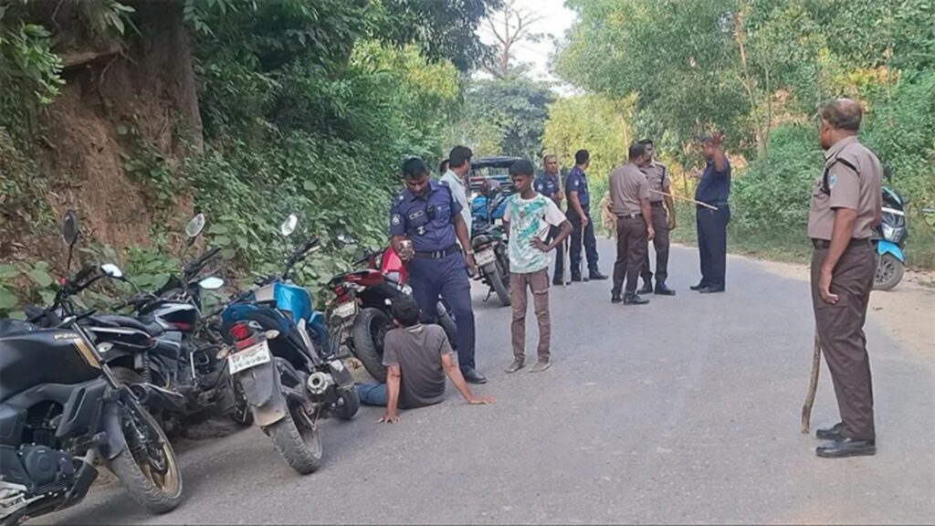 কক্সবাজারে সড়কে অস্ত্রের মুখে অর্ধশতাধিক যানবাহনে লুটপাট