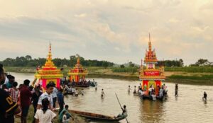 কক্সবাজারে বৌদ্ধদের ঐতিহ্যবাহী কল্পজাহাজ ভাসা উৎসব