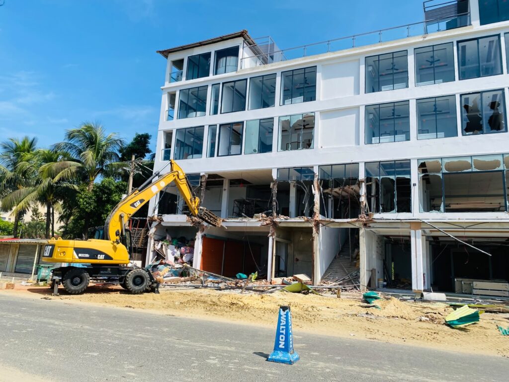ইনানীতে ছয় কোটি টাকার রিসোর্ট গুঁড়িয়ে দিল কক্সবাজার উন্নয়ন কর্তৃপক্ষ