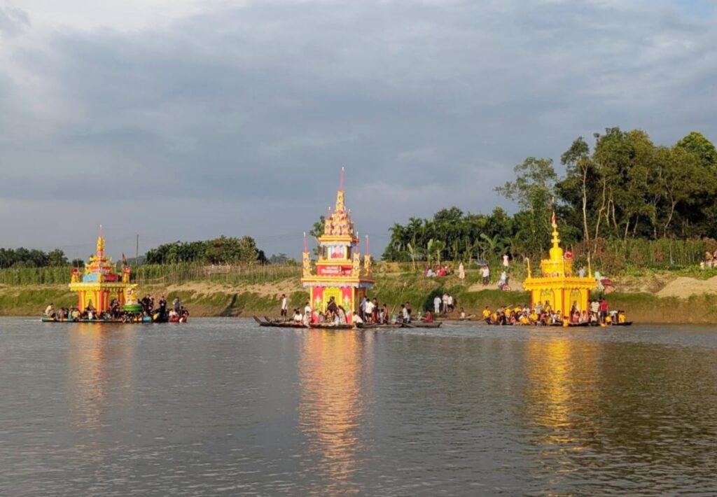কক্সবাজারে বৌদ্ধদের ঐতিহ্যবাহী কল্পজাহাজ ভাসা উৎসব