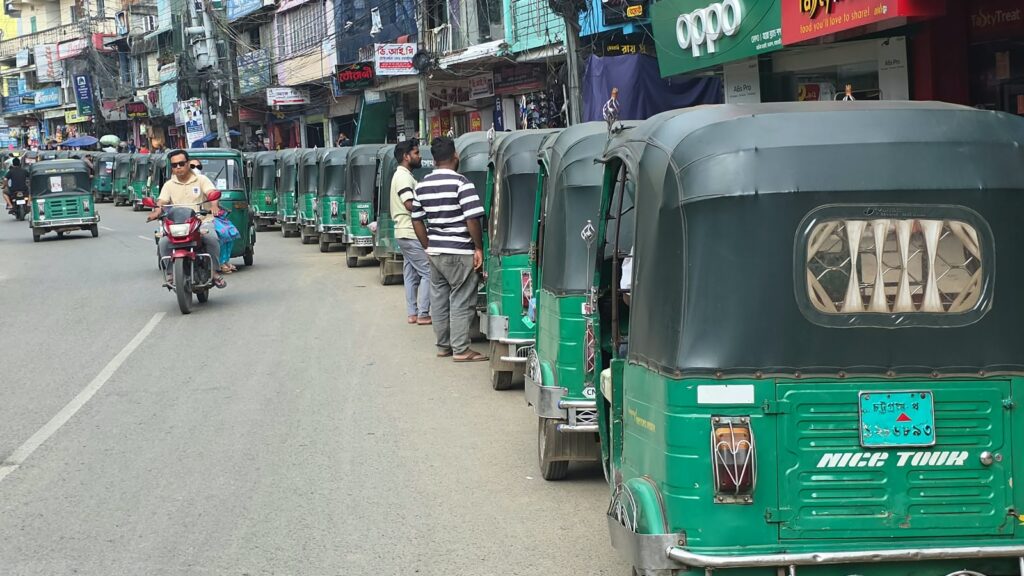 রাঙামাটিতে এলপিজির জন্য দীর্ঘ লাইন, ভোগান্তিতে চালকরা