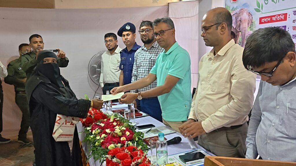 লামায় বন্যহাতির আক্রমণে ক্ষতিগ্রস্ত ৬৬ জনের মাঝে ২১ লাখ ৫৯ হাজার টাকার চেক