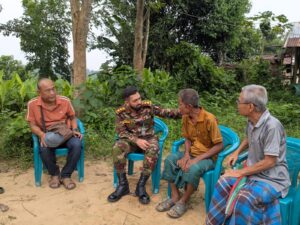 আর্থিক অনটনে পড়ালেখা বন্ধ হওয়া মিনা চাকমার দায়িত্ব নিল সেনাবাহিনীর মহালছড়ি জোন