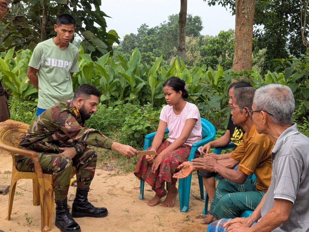 আর্থিক অনটনে পড়ালেখা বন্ধ হওয়া মিনা চাকমার দায়িত্ব নিল সেনাবাহিনীর মহালছড়ি জোন