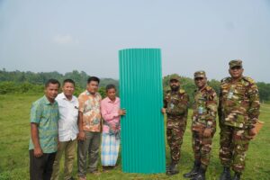 লংগদুতে আবাসিক বিদ্যালয় পরিদর্শন, ১৪০ শিক্ষার্থীর মাঝে শিক্ষা উপকরণ বিতরণ করল সেনাবাহিনী