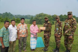 লংগদুতে আবাসিক বিদ্যালয় পরিদর্শন, ১৪০ শিক্ষার্থীর মাঝে শিক্ষা উপকরণ বিতরণ করল সেনাবাহিনী