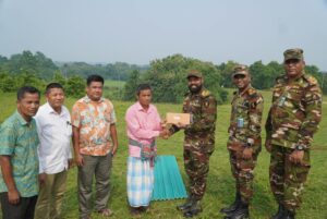 লংগদুতে অসহায় পরিবারের পাশে সেনাবাহিনী, আর্থিক সহায়তা ও ঢেউটিন বিতরণ