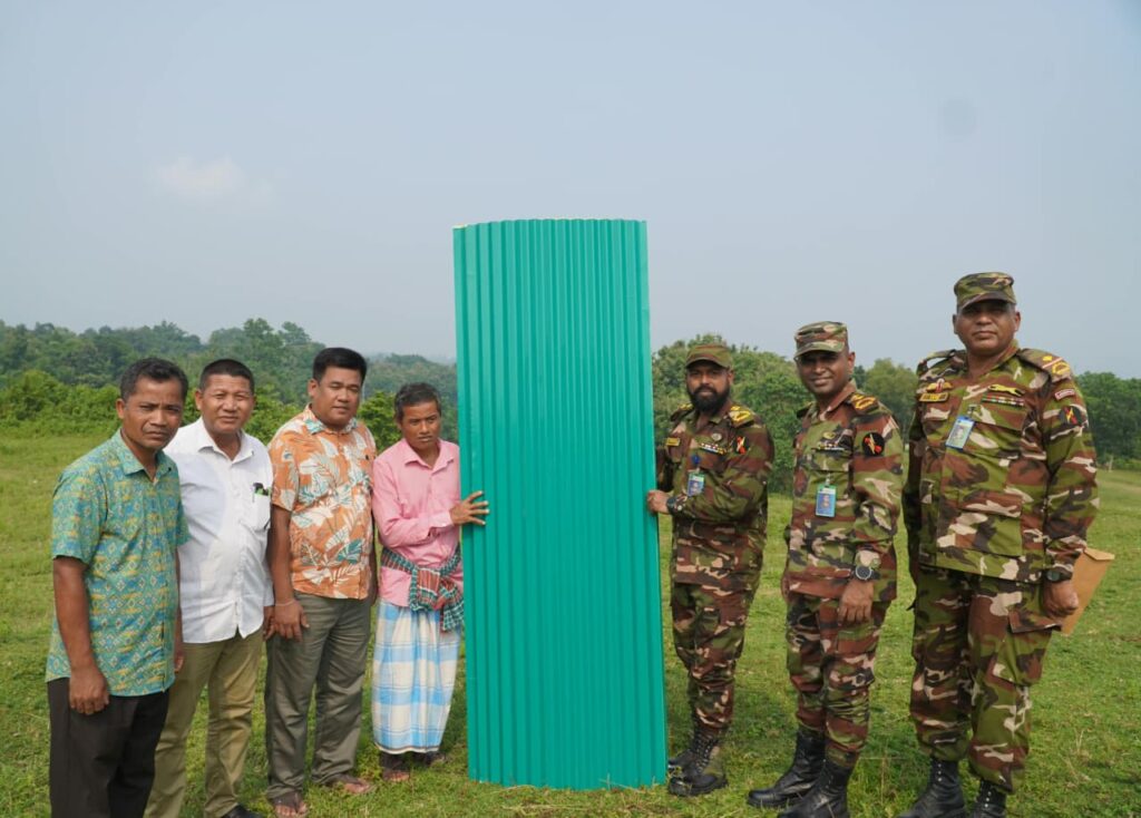 লংগদুতে অসহায় পরিবারের পাশে সেনাবাহিনী, আর্থিক সহায়তা ও ঢেউটিন বিতরণ
