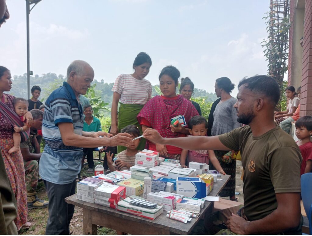 দুর্গম অঞ্চলে স্বাস্থ্যসেবা পৌঁছে দিচ্ছে বাংলাদেশ সেনাবাহিনী