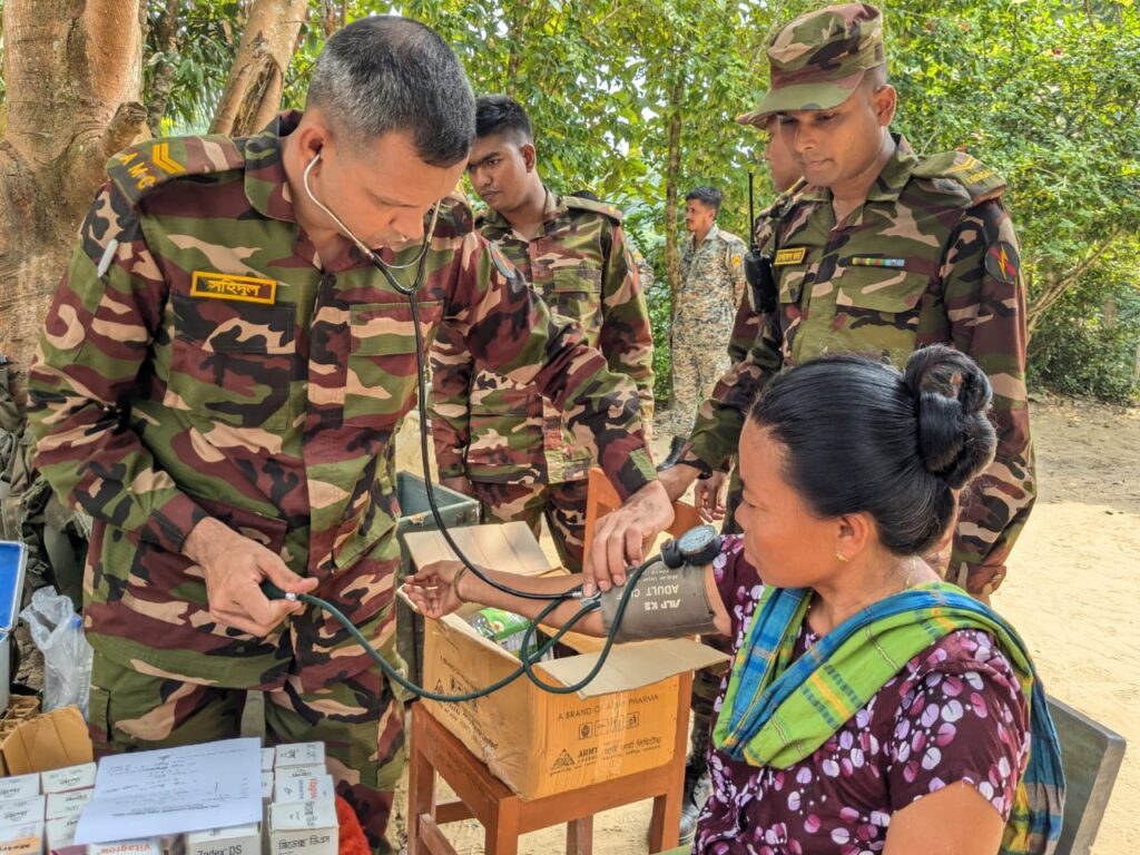 সেনাবাহিনীর মহালছড়ি জোনের উদ্যোগে বিনামূল্যে চিকিৎসাসেবা ও ওষুধ পেলেন দুর্গম পাহাড়ের মানুষ