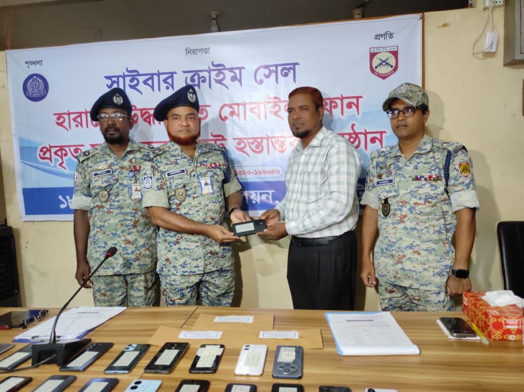 রাঙামাটিতে হারানো ৫০ মোবাইল ও ১৭ হাজার টাকা প্রকৃত মালিকদের ফিরিয়ে দিল এপিবিএন