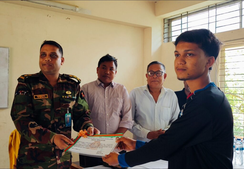 আলীকদমে সেনাবাহিনী আয়োজিত কম্পিউটার প্রশিক্ষণ শেষে সনদ পেলেন প্রশিক্ষণার্থীরা