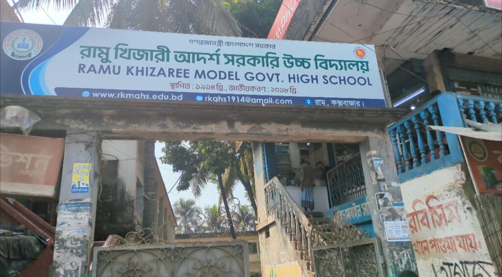 শ্রেণিকক্ষে শিক্ষার্থীদের সামনে দুই শিক্ষকের হাতাহাতি