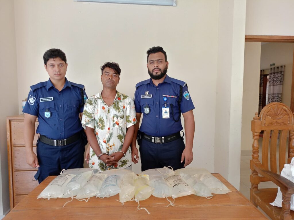 কাপ্তাইয়ে ১৩ লিটার চোলাই মদসহ যুবক গ্রেপ্তার