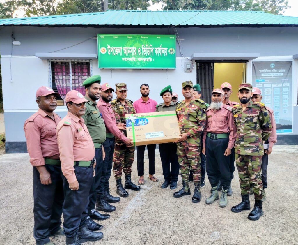 আনসার-ভিডিপি সদস্যদের সঙ্গে সেনা জোন অধিনায়কের মতবিনিময়, ক্লাবে দেওয়া হলো টেলিভিশন