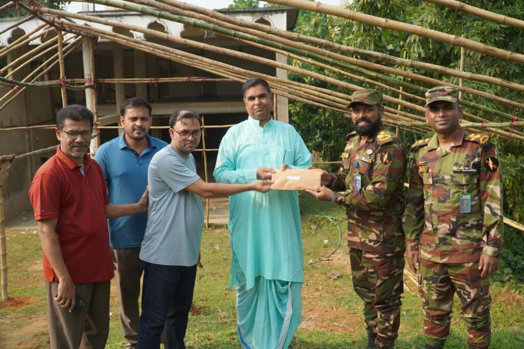 লংগদুতে দুর্গাপূজার প্রস্তুতি পরিদর্শন, মন্দিরে আর্থিক সহায়তা দিল সেনাবাহিনী
