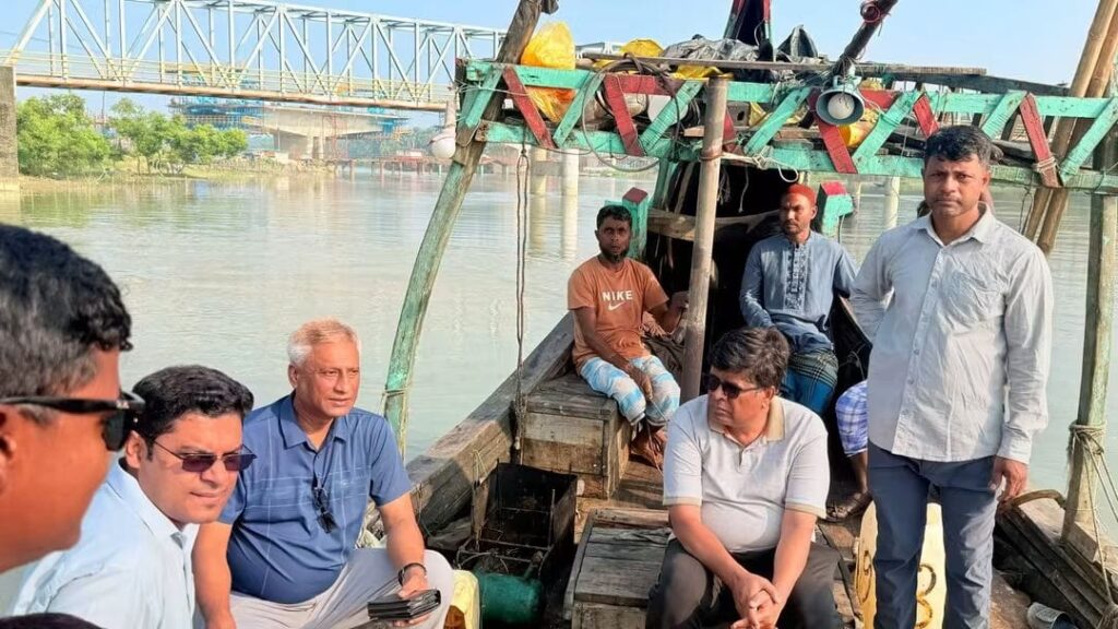 উখিয়ায় রেজুখালের ভাঙন পরিদর্শনে পানি উন্নয়ন বোর্ডের মহাপরিচালক