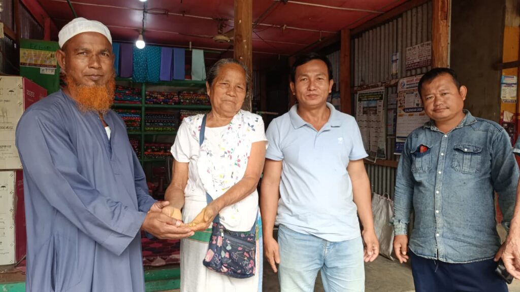 দীঘিনালায় জানোকি চাকমার হারানো স্বর্ণ ফিরিয়ে দিলেন আনসার সদস্য আবু হানিফ