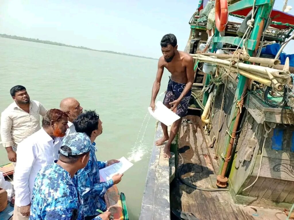 কুতুবদিয়ায় মা ইলিশ সংরক্ষণ অভিযান, ফিশিং ট্রলারকে ১০ হাজার টাকা জরিমানা