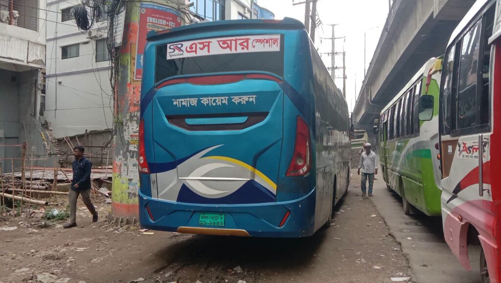 এসি বাস চালু হতেই ফের বাধা, বাঁশখালীতে আটকে দেওয়া হলো দুটি বাস