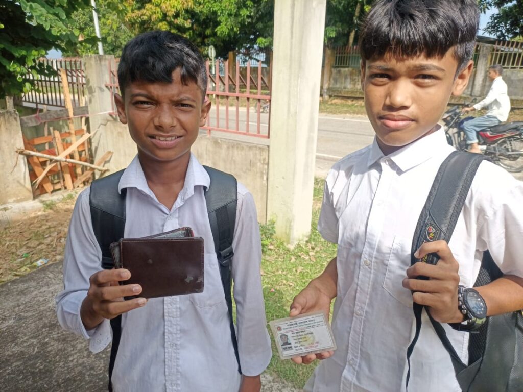 নানিয়ারচরে ৯ হাজার টাকা ও এনআইডিসহ মানিব্যাগ ফিরিয়ে দিয়ে প্রশংসায় দুই শিক্ষার্থী