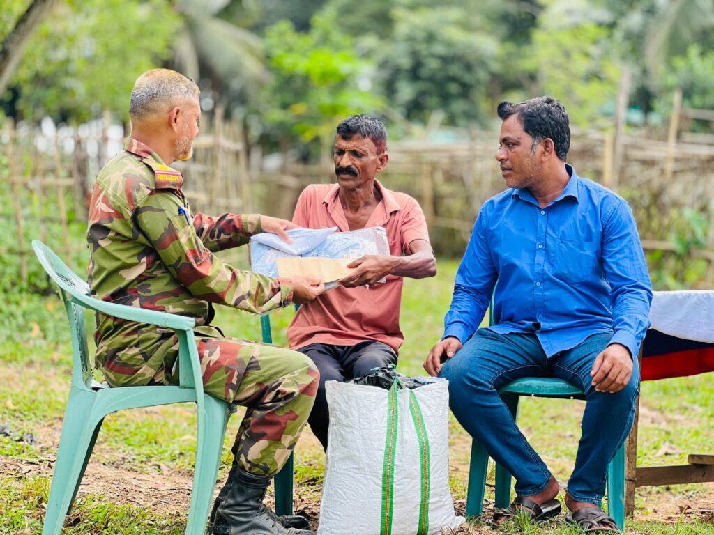 দুর্গম পাহাড়ে মানবিকতার দৃষ্টান্ত, অসহায় বৃদ্ধের পাশে লক্ষ্মীছড়ি জোনের সেনারা