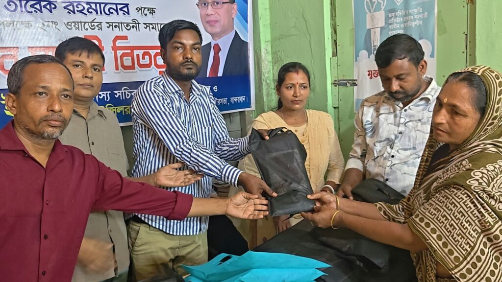 লামায় দুর্গাপূজা উপলক্ষে ১০০ সনাতনী পরিবারের মাঝে উপহার বিতরণ