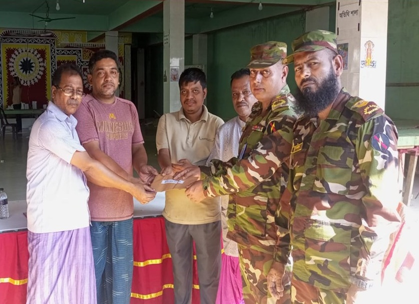 দুর্গাপূজা উপলক্ষে লংগদু জগন্নাথ মন্দির পরিদর্শন, আর্থিক সহায়তা দিল সেনাবাহিনী