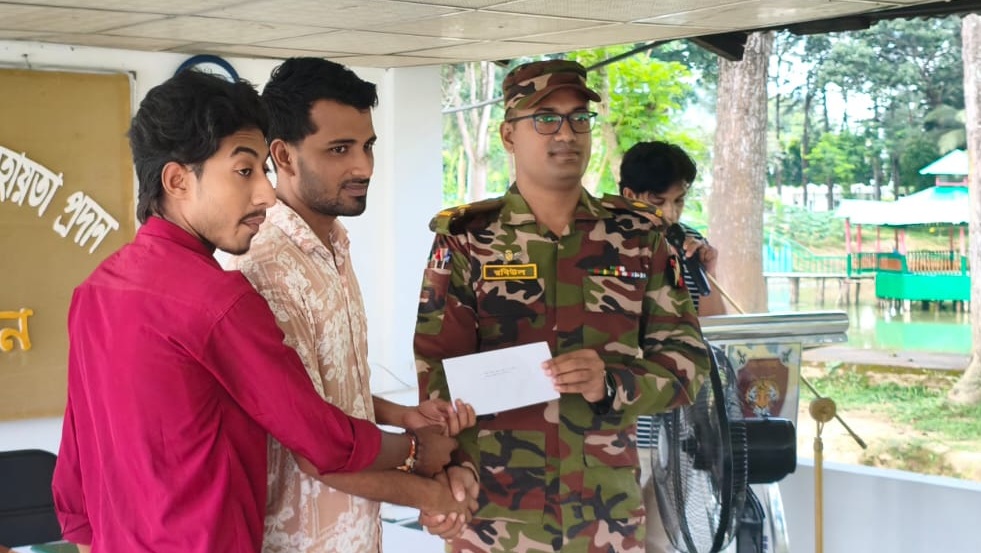 বান্দরবানে দুর্গাপূজা উপলক্ষে সেনাবাহিনীর আর্থিক অনুদান বিতরণ