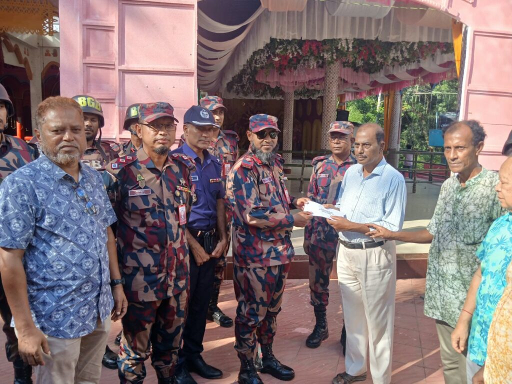 রামগড়ে দুর্গাপূজার দুই মণ্ডপ পরিদর্শন, আর্থিক অনুদান দিলেন জোন অধিনায়ক