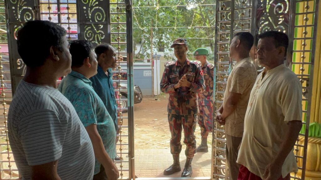 খাগড়াছড়িতে বিভিন্ন পূজামণ্ডপ পরিদর্শন করলেন বিজিবির গুইমারা সেক্টর কমান্ডার