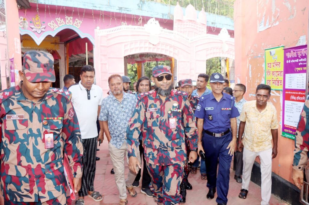 রামগড়ে দুর্গাপূজার নিরাপত্তায় ৩ প্লাটুন বিজিবি, পূজামণ্ডপে অনুদান দিলেন জোন অধিনায়ক