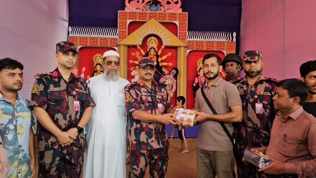 টেকনাফ-উখিয়ার সীমান্তবর্তী পূজামণ্ডপ পরিদর্শন করলেন রামু সেক্টর কমান্ডার